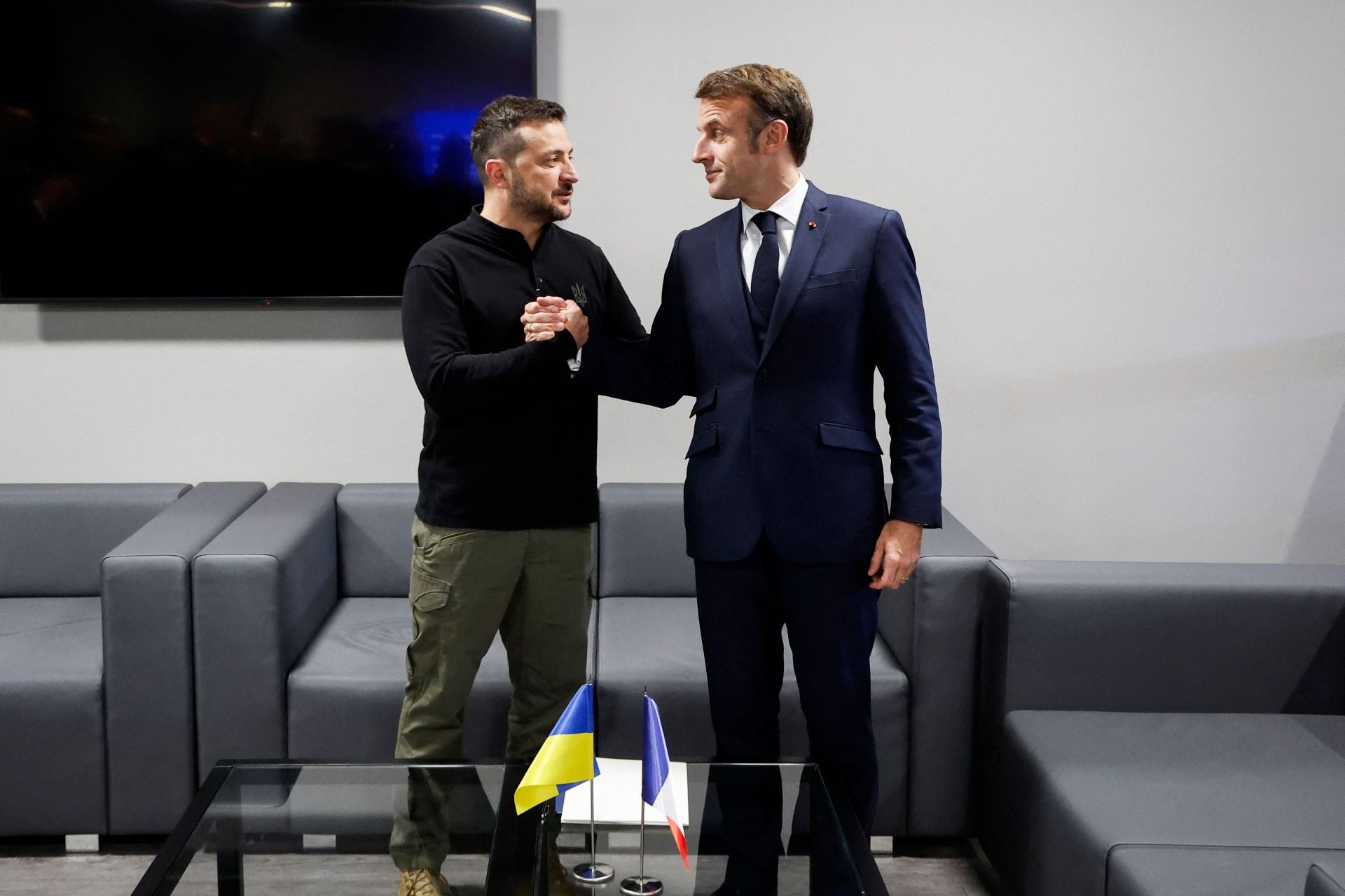 El presidente ucraniano Volodímir Zelenski y el galo Emmanuel Macron se saludan en una imagen de archivo.