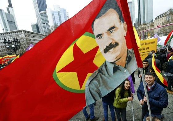 Simpatizantes muestras una bandera de Ocalan en una manifestación.