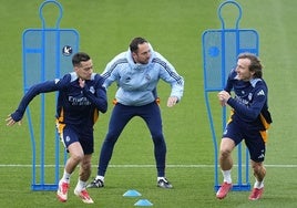 Lucas Vázquez y Luka Modric, durante el entrenamiento del Real Madrid previo al partido contra el Betis.