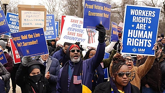 Manifestación contra las primeras directivas laborales del Gobierno de Donald Trump en Washington.