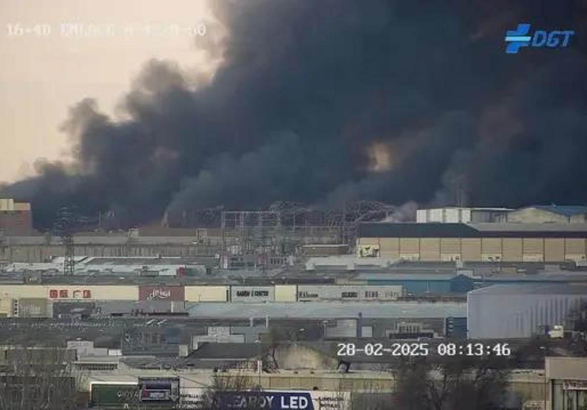 Un incendio en una nave de un importante polígono industrial madrileño causa una gran columna de humo