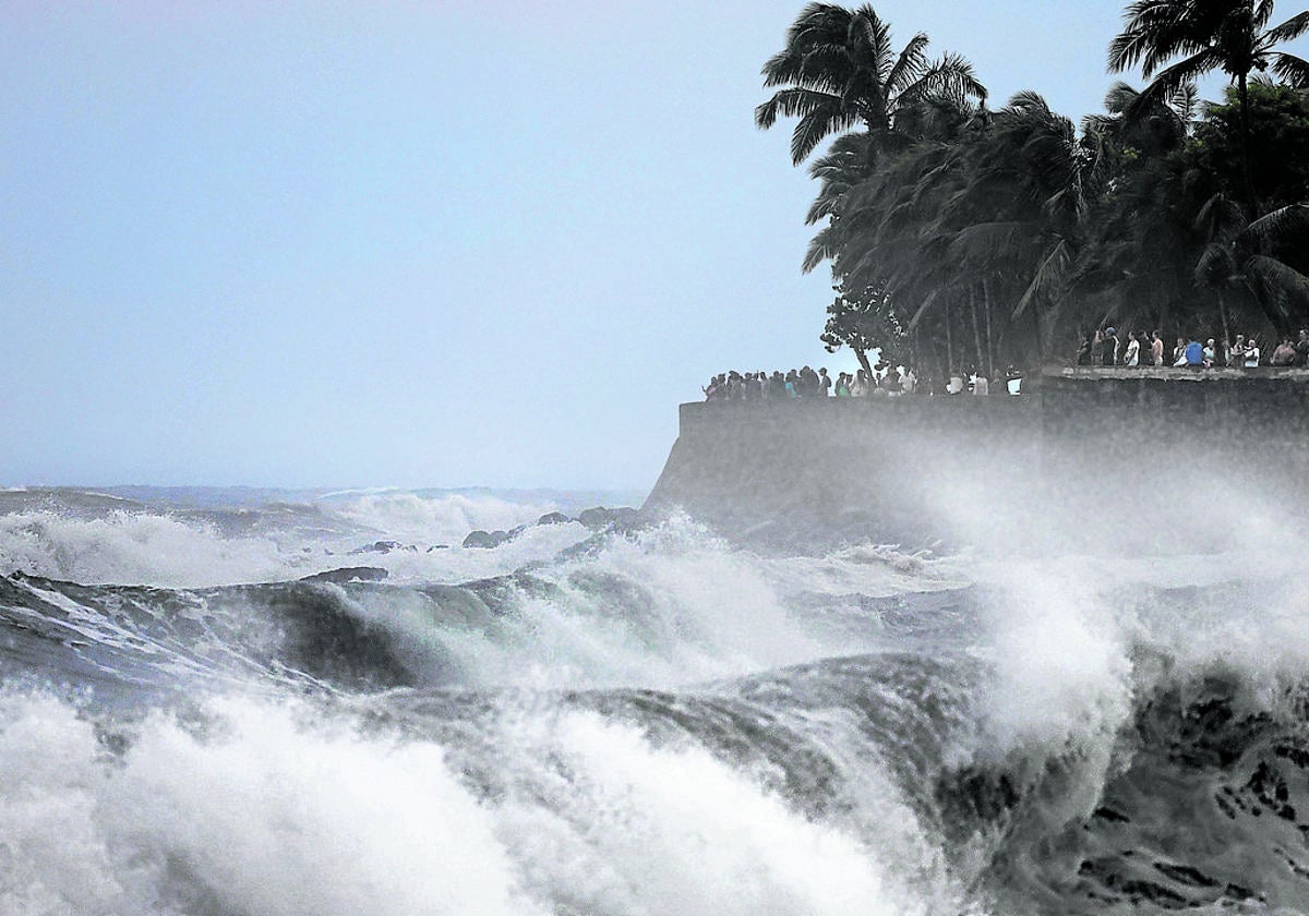 El ciclón provocó grandes olas que azotaron la isla.