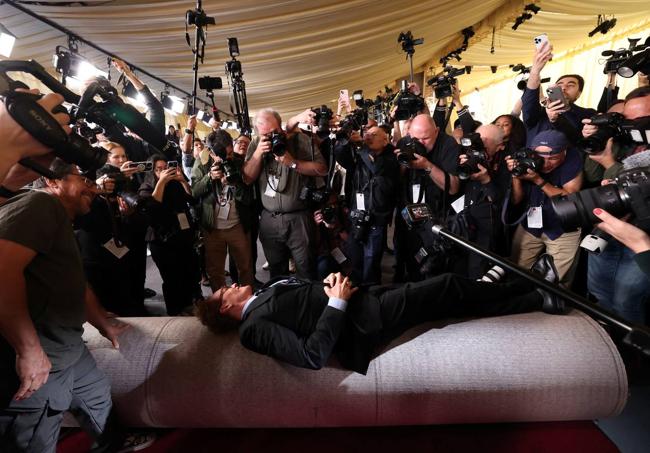 Conan O'Brien, en la alfombra roja de los Oscar, que presentará por primera vez.