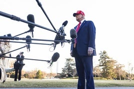 Trump se dirige a los medios tras defenestrar verbalmente a Zelenski en la Casa Blanca.