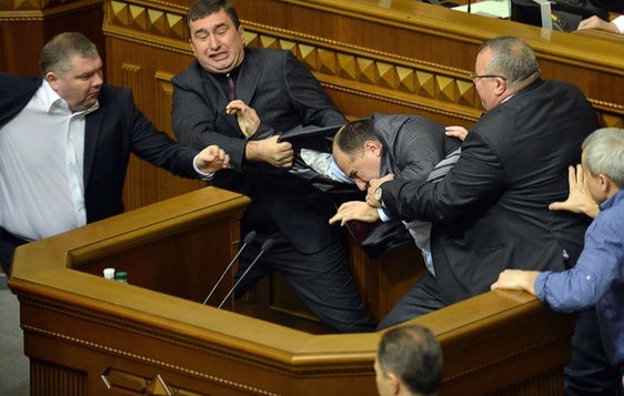 Imagen de la pelea en el Parlamento de Ucrania en 2012.