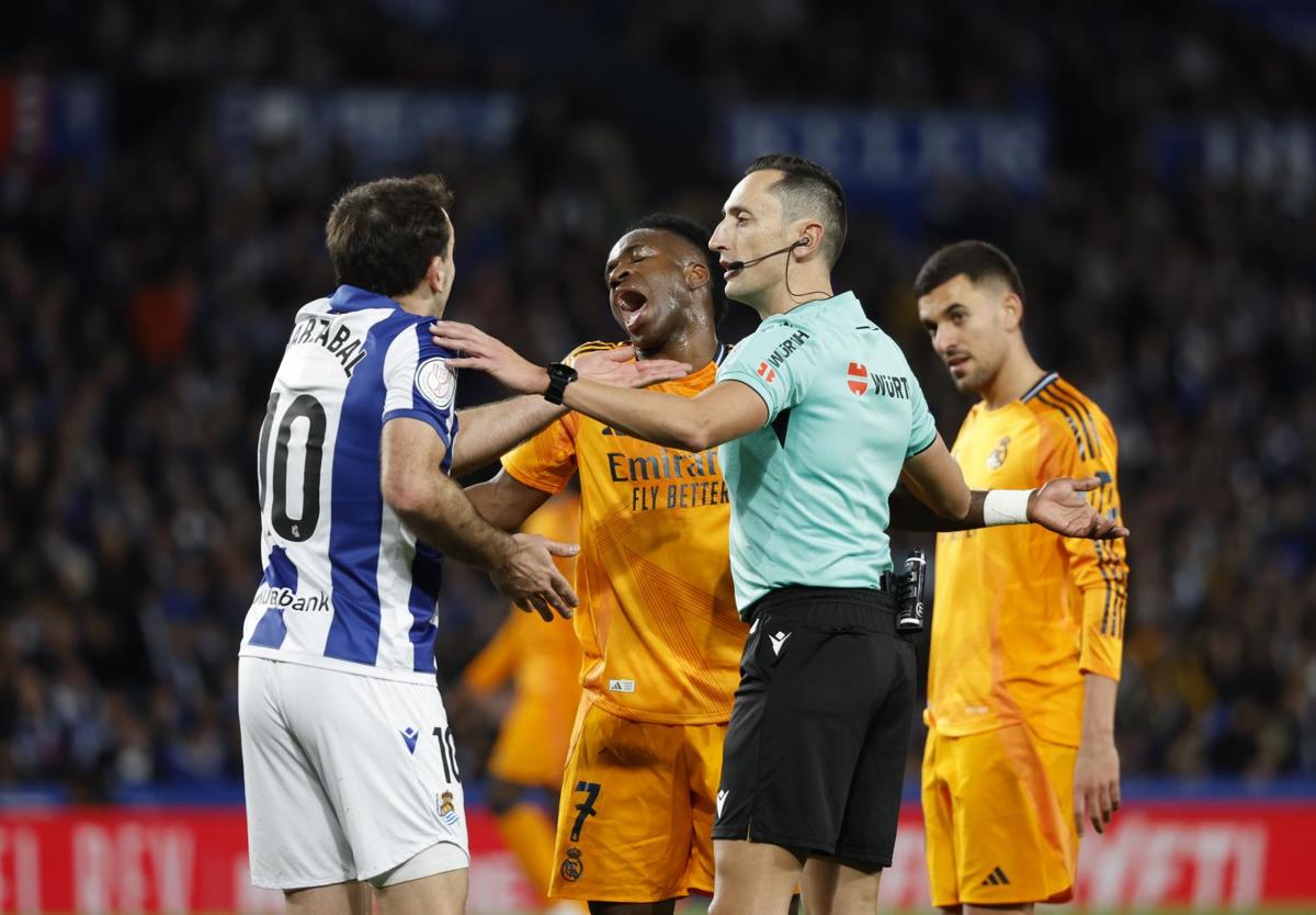 Oyarzabal and Vinicius arguing with referee Sánchez Martínez during the Copa del Rey semi-finals.