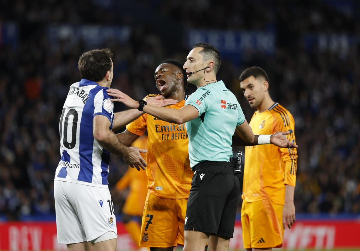 Oyarzabal y Vinicius, discutiendo con el árbitro Sánchez Martínez, durante las semifinales de la Copa del Rey