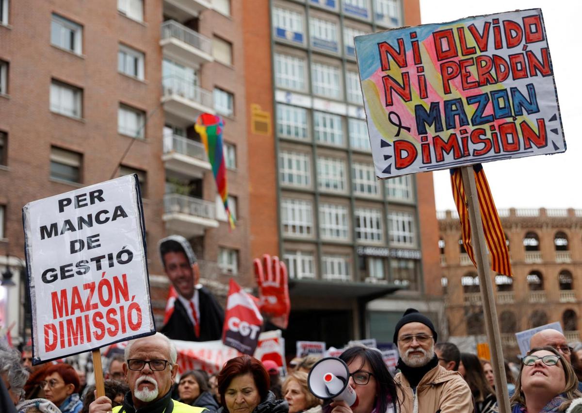 Imagen secundaria 1 - Mazón se enfrenta a la quinta manifestación que exige su dimisión por la dana