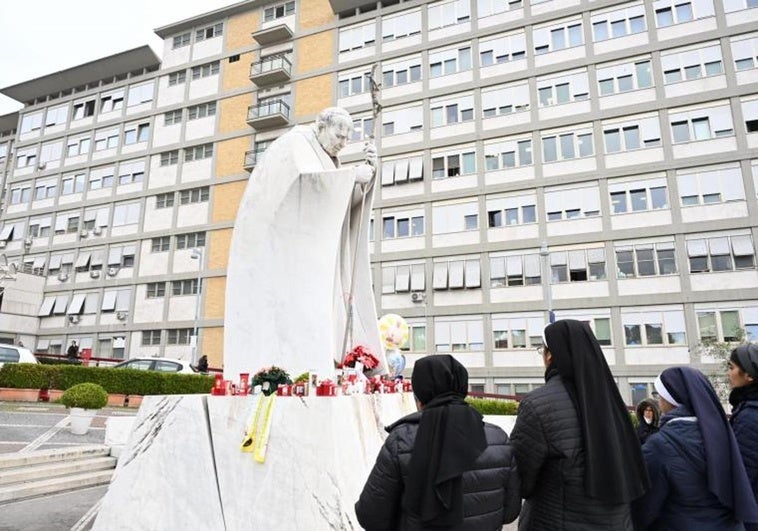 Un grupod e monjas reza a las puertas del hospital Gemelli.