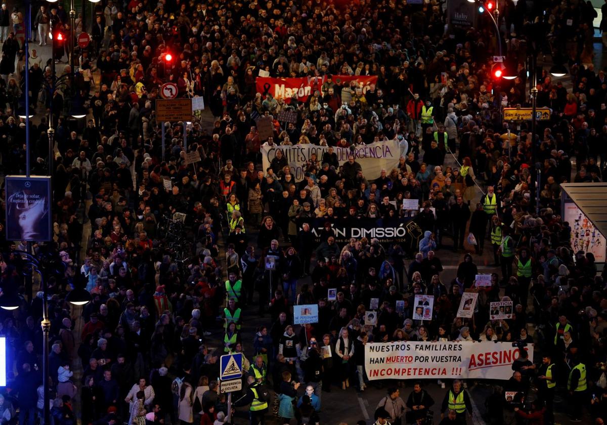 Las familias de las víctimas de la dana alzan en las calles el clamor más emotivo contra el president