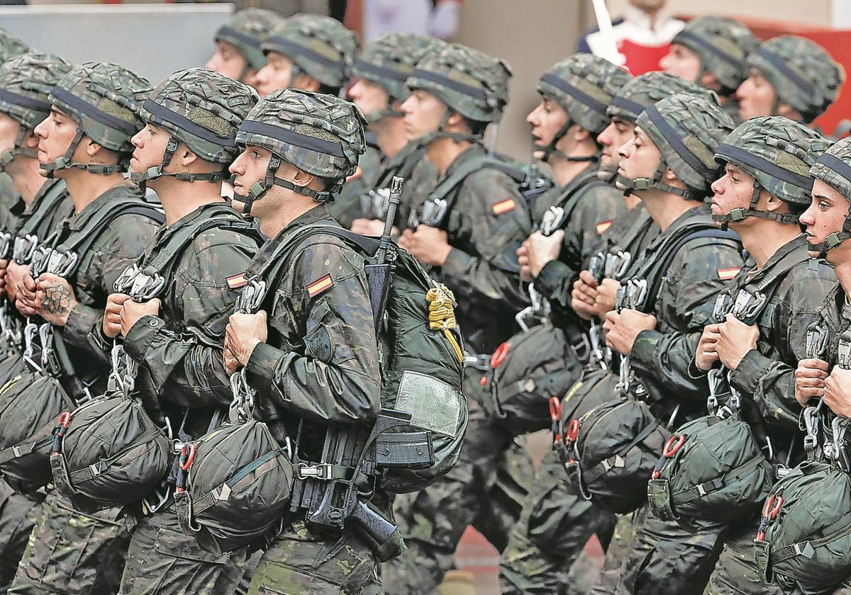 Soldados del Ejército de Tierra participan en el tradicional desfile del Día de la Fiesta Nacional por el Paseo del Prado de Madrid el pasado mes de octubre.