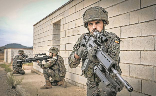 Soldados de la Brigada 'Guzmán El Bueno' X durante unos ejercicios en Córdoba antes de desplegarse en los países Bálticos.