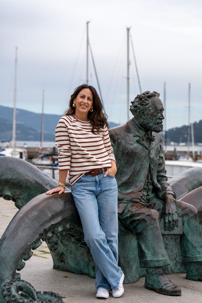 Ouña junto a la estatua de Julio Verne en el puerto de Vigo.