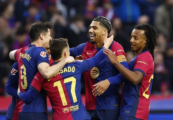 Lewandowski celebra junto a sus compañeros el cuarto gol del Barça ante la Real Sociedad.