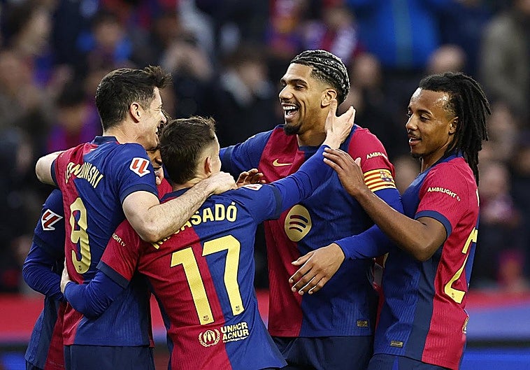 Lewandowski celebra junto a sus compañeros el cuarto gol del Barça ante la Real Sociedad.