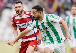 El Córdoba golea al Granada y se asienta en la zona media