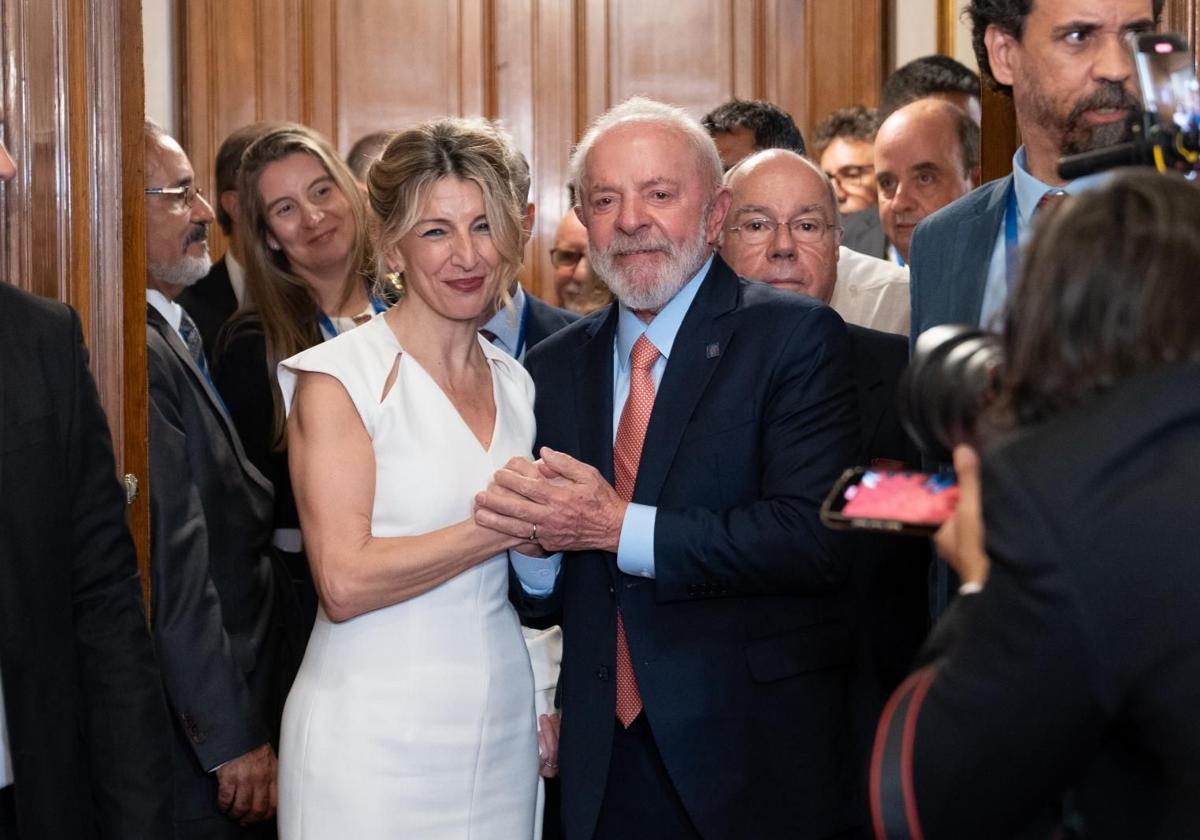 Yolanda Díaz saluda al presidente de Brasil, Lula Da Silva, durante la investidura de Yamandú Orsi como presidente de Uruguay.