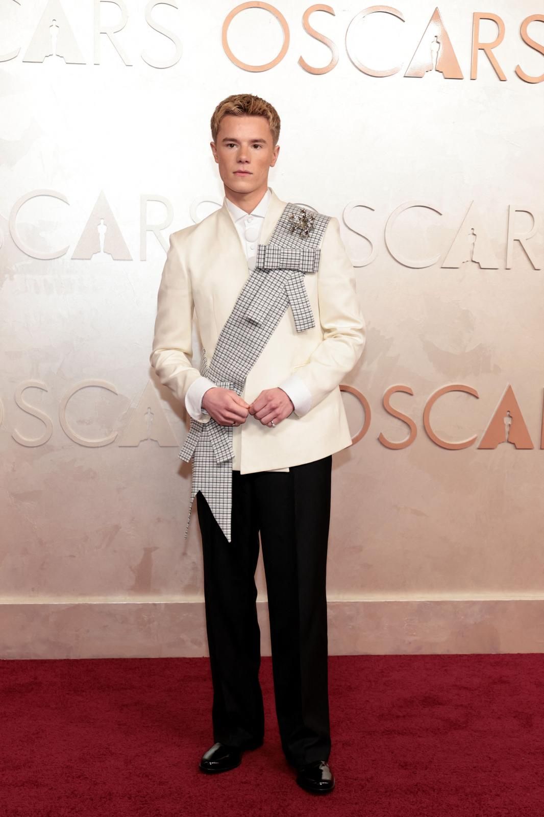 El sueco Edvin Ryding llevó a la realeza a la alfombra roja al estar metido en su papel de Wilhelm de Suecia, de la serie 'Jóvenes altezas' de Netflix.