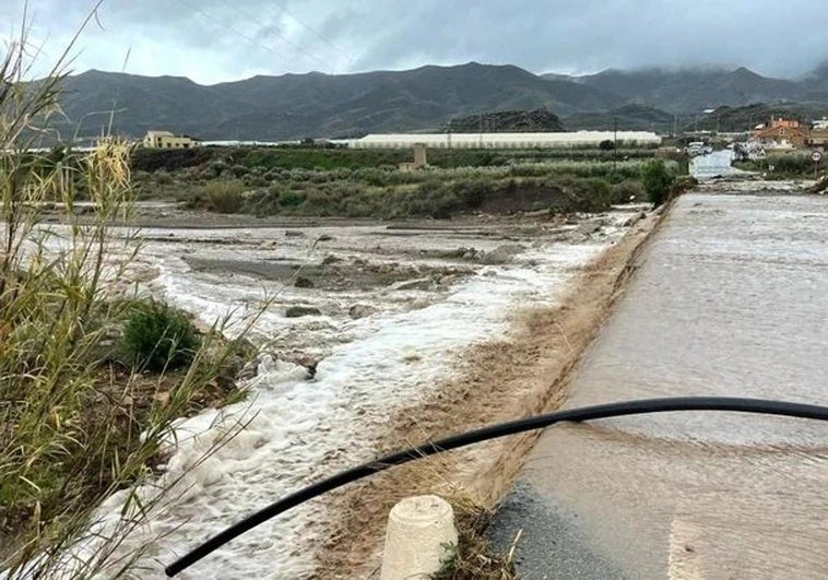 Buscan a un hombre arrastrado por la corriente durante una crecida de la rambla de Ramonete, en Lorca