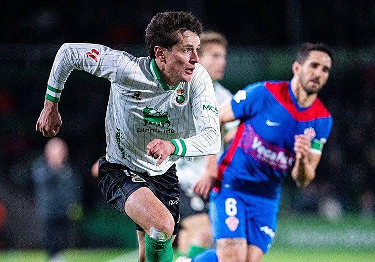 El Racing doblega al Elche y recupera el liderato