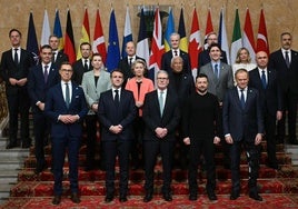 Zelenski rodeado de todos los líderes que le arropan en la cumbre de Londres.