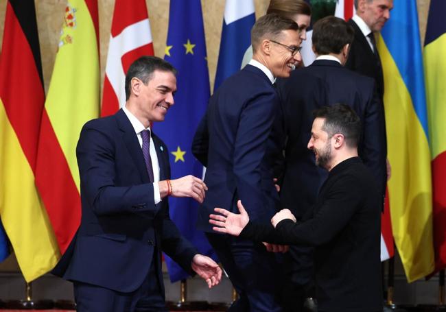 Abrazo entre Sánchez y Zelenski.