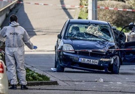 Los forenses examinan el coche dañado en el lugar del atropello masivo en Mannheim.
