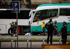 Vista del lugar del accidente en el que más de treinta personas han resultado heridas de diversa consideración