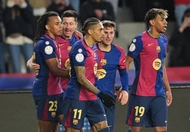 Los jugadores del Barça celebran uno de los cuatro goles que marcaron ante la Real Sociedad.