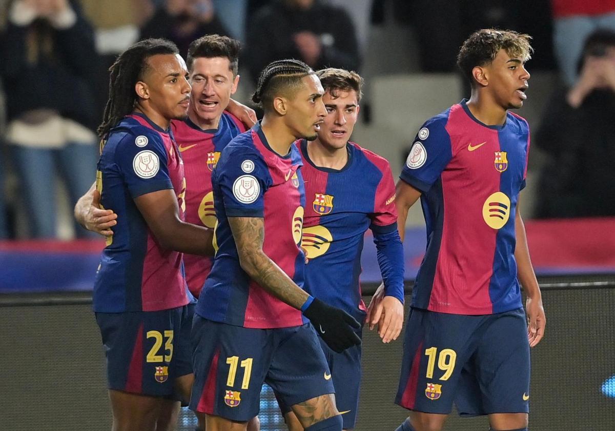 Los jugadores del Barça celebran uno de los cuatro goles que marcaron ante la Real Sociedad.