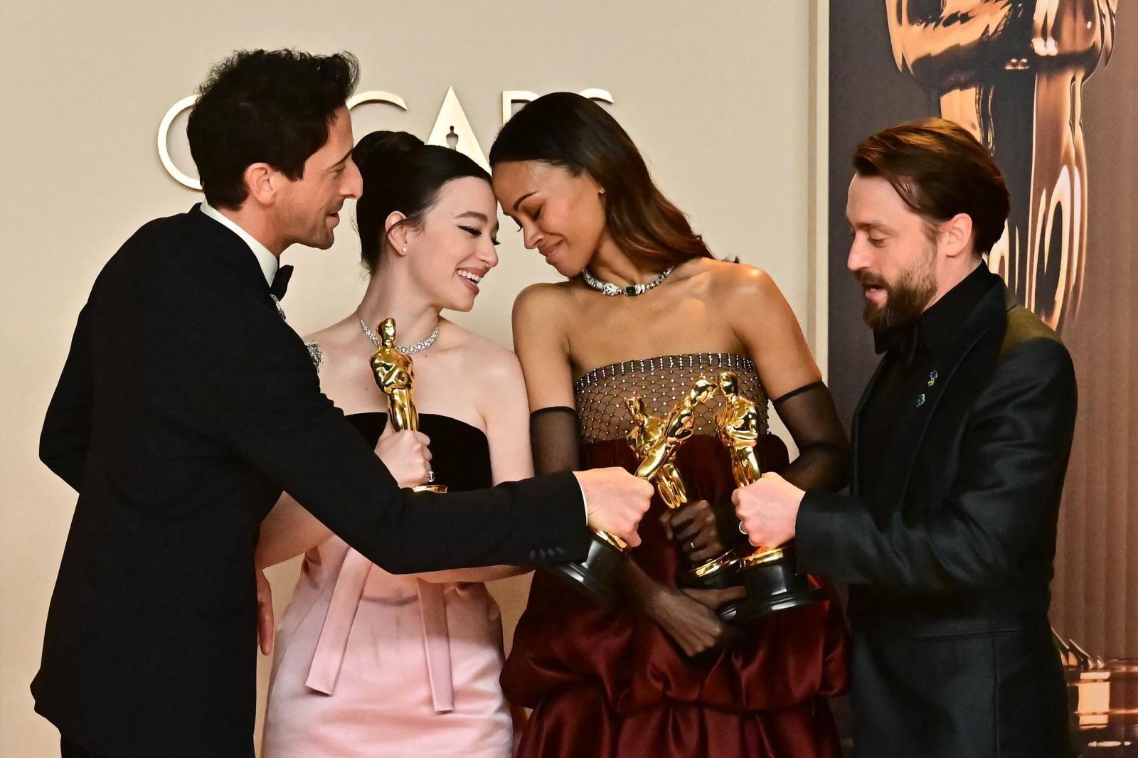 De izquierda a derecha, Adrien Brody, Mejor Actor por 'The Brutalist', Mikey Madison, Mejor Actriz por 'Anora', Zoe Saldana, Mejor Actriz de Reparto por 'Emilia Perez' y Kieran Culkin, Mejor Actor de Reparto por 'A Real Pain'. 