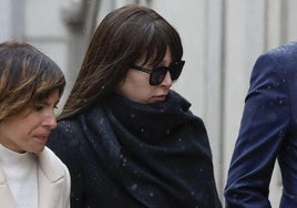 Jésica Rodríguez, en el centro de la imagen, a su llegada al Tribunal Supremo.