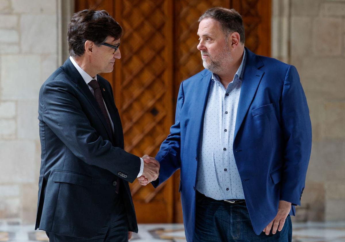 El presidente de la Generalitat, Salvador Illa, y el líder de ERC, Oriol Junqueras, durante una reunión en el Palau de la Generalitat el pasado 22 de febrero.
