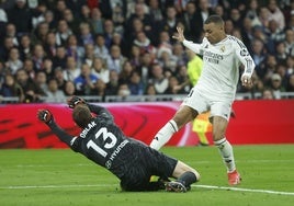 Mbappé trata de superar a Oblak durante el último Real Madrid-Atlético disputado en el Bernabéu.