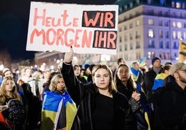 Cientos de ucranianos residentes en Alemania se manifestaron el pasado 24 de febrero en Berlín al cumplirse tres años de la invasión.