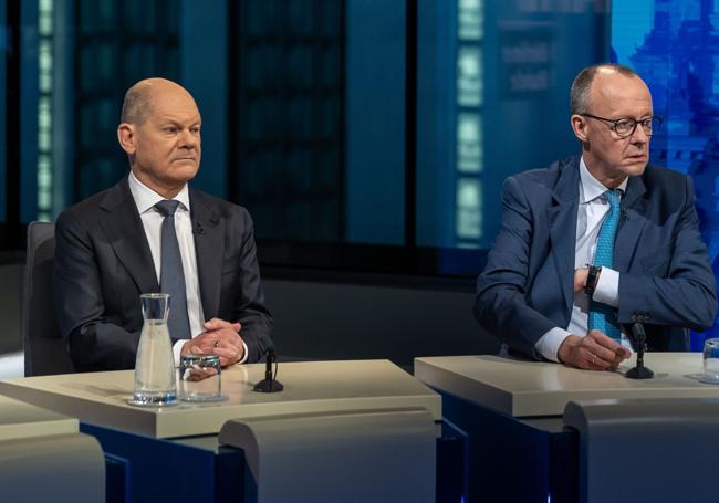 Olaf Scholz y Friedrich Merz en el debate de candidatos durante la noche electoral en televisión.