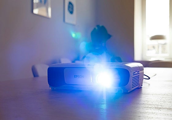 ¡Lleva el cine contigo! Los mejores proyectores portátiles para disfrutar donde quieras.