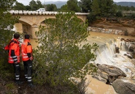 Los bomberos revisan este martes el caudal de la Rambla de la Viuda en Els Ibarsos (Castellón).