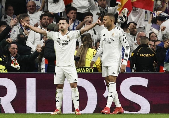 Brahim Díaz celebra junto a Kylian Mbappé el segundo gol del Real Madrid al Atlético.