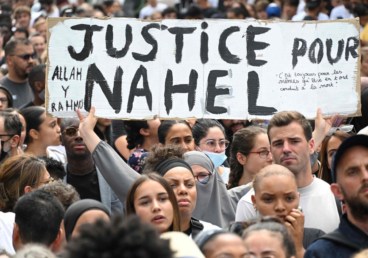 La Fiscalía francesa pide que juzguen por homicidio voluntario al policía que mató al adolescente Nahel