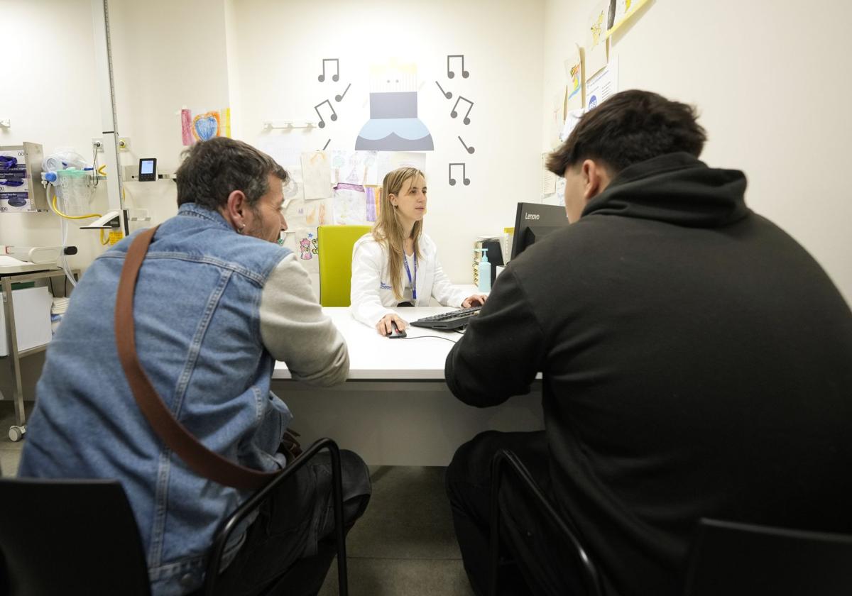 Un padre y su hijo, en una consulta sobre obesidad infantil.