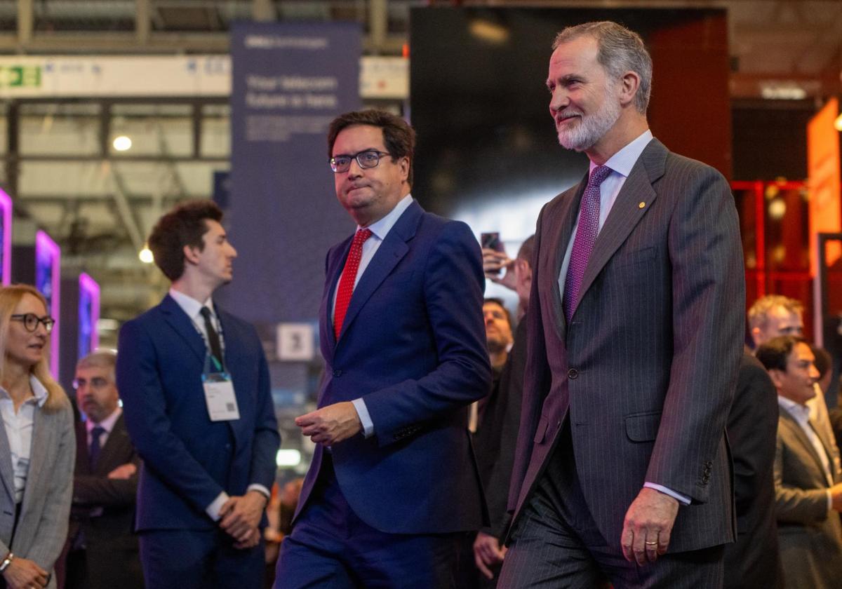 El ministro de Transformación Digital, Óscar López, y el Rey Felipe VI, durante la inauguración del MWC.