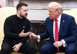 Donald Trump conversa con Volodymyr Zelensky