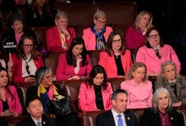 Congresistas demócratas denuncian vestidas de rosa los recortes en los programas de ayuda a las mujeres.