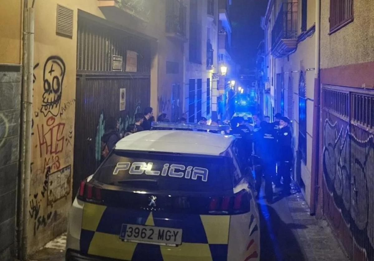 Escena con los agentes de la Policía Local en el barrio de San Ildefonso.