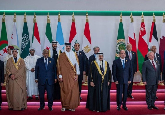 Los mandatarios posan para una foto de grupo durante la cumbre de emergencia de la Liga Árabe, en El Cairo.