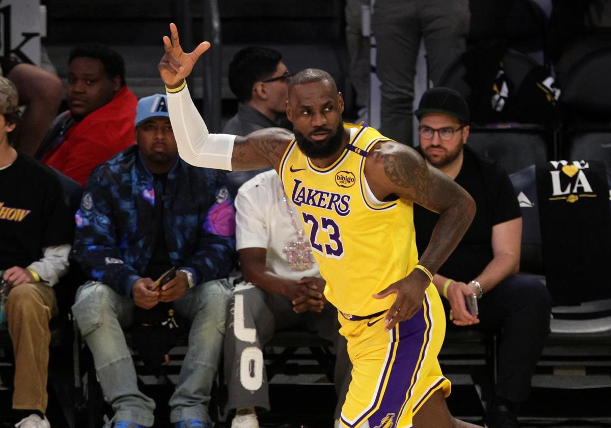 LeBron James celebra el hito que alcanzó en el duelo que midió a los Lakers con los Pelicans.