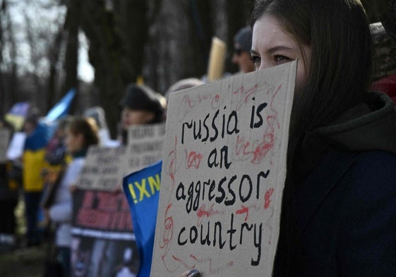 Una joven ucraniana se manifiesta frente a la Embajada de EE UU en Kiev en contra de un hipotético acuerdo de paz con Rusia.