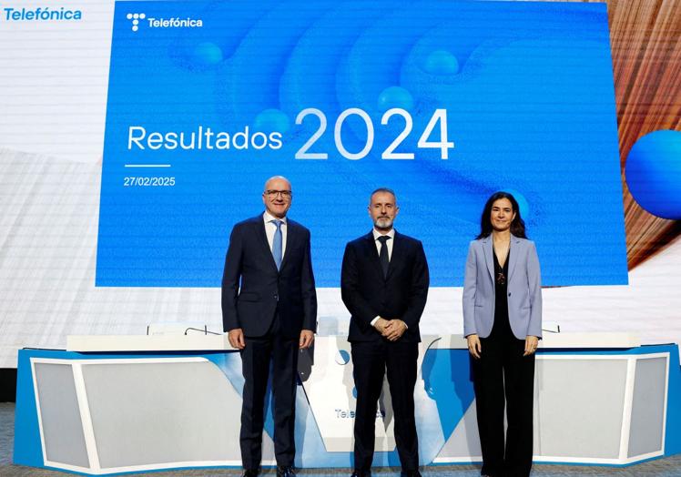 Ángel Vilá (i) junto a Marc Murtra y Laura Abasolo en la presentación de resultados de hace una semana.