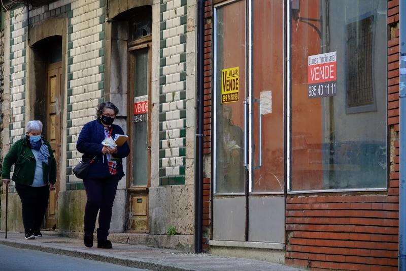 Negocio cerrado durante la pandemia en Llanes (Asturias).